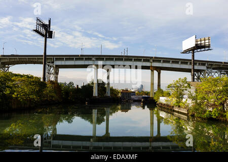 Long Island Express way viaduc sur le Newtown Creek à Long Island City Banque D'Images