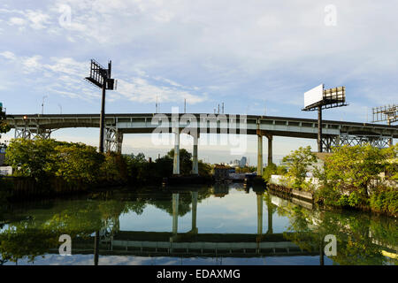 Long Island Express way viaduc sur le Newtown Creek à Long Island City Banque D'Images