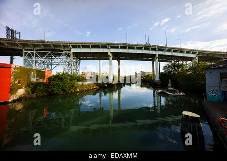 Long Island Express way viaduc sur le Newtown Creek à Long Island City Banque D'Images