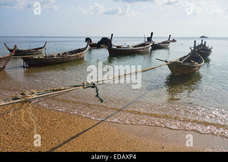 Thai bateaux à longue queue à Kantiang Bay, Koh Lanta, Ko Lanta, Krabi, Thaïlande, Asie du sud-est. Banque D'Images