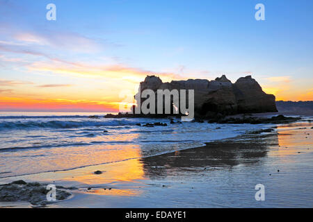 Rock à Praia da Rocha, Portimao en Algarve au Portugal au coucher du soleil Banque D'Images