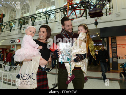 Shopping en famille pour noël cadeaux au Telford Town Centre Royaume-Uni couple avec des enfants. Shopper shops 2014 Britain chasseur de bonnes affaires Banque D'Images