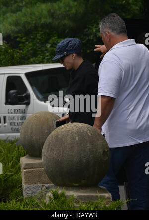 Jennifer Lopez, portant un chapeau de style rétro et de lourdes haut Chanel malgré la chaleur de l'été, laisse son appartement à New York comprend : Jenneifer Lopez Où : Manhattan, New York, United States Quand : 02 Juil 2014 Banque D'Images