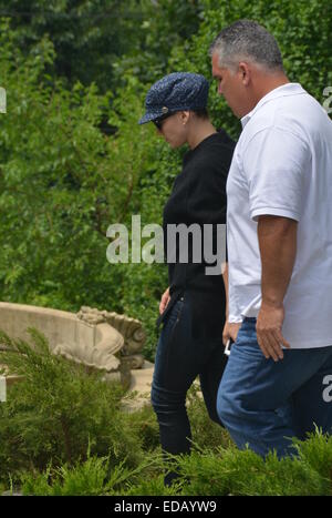 Jennifer Lopez, portant un chapeau de style rétro et de lourdes haut Chanel malgré la chaleur de l'été, laisse son appartement à New York comprend : Jenneifer Lopez Où : Manhattan, New York, United States Quand : 02 Juil 2014 Banque D'Images