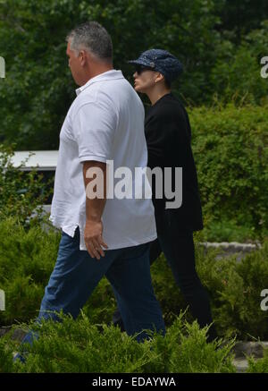 Jennifer Lopez, portant un chapeau de style rétro et de lourdes haut Chanel malgré la chaleur de l'été, laisse son appartement à New York comprend : Jenneifer Lopez Où : Manhattan, New York, United States Quand : 02 Juil 2014 Banque D'Images