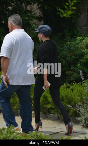 Jennifer Lopez, portant un chapeau de style rétro et de lourdes haut Chanel malgré la chaleur de l'été, laisse son appartement à New York comprend : Jenneifer Lopez Où : Manhattan, New York, United States Quand : 02 Juil 2014 Banque D'Images