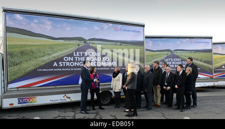 George Osborne, chancelier de l'Échiquier avec Lucy Allan candidat parlementaire de Telford et conservateurs locaux lors de l'inauguration de leur première affiche de campagne pour 2015. Banque D'Images