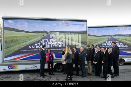 George Osborne, chancelier de l'Échiquier avec Lucy Allan candidat parlementaire de Telford et conservateurs locaux lors de l'inauguration de leur première affiche de campagne pour 2015. Banque D'Images