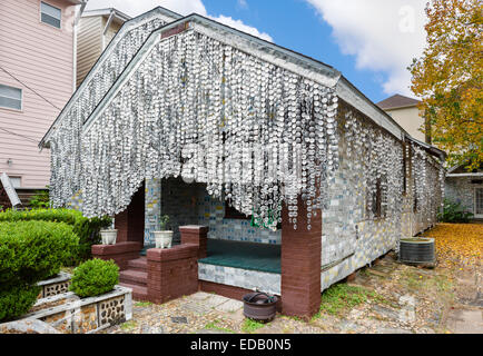 La canette de bière maison, d'un folk art création par Jean Milkovisch 222, rue Malone, riz, militaire, Houston, Texas, USA. Rare propriété / Propriétés. Banque D'Images