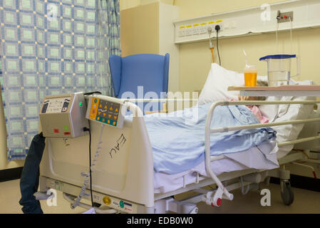 Quatre-vingt-dix ans vieille dame au lit sur un service de gériatrie, Hôpital NHS en Angleterre. UK Banque D'Images