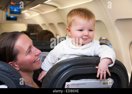 / Passagers / maman mère va en vacances / en vacances avec son bébé voyageant sur un avion d'air / avion / avion / vol. Banque D'Images