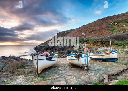 Bateaux de pêche sur la plage à Penberth Cove, un petit village de pêcheurs près de Land's End en Cornouailles Banque D'Images