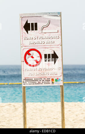 Fumeurs et non fumeurs signe sur plage en Espagne Banque D'Images