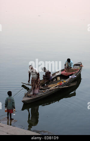 Bateau sur le Gange, Varanasi, Uttar Pradesh, Inde Banque D'Images