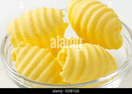 Les boucles de beurre frais dans un bol en verre Banque D'Images