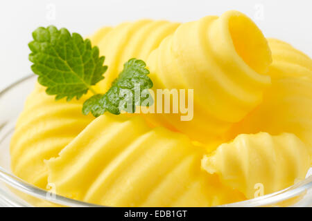 Les boucles de beurre frais dans un bol en verre Banque D'Images