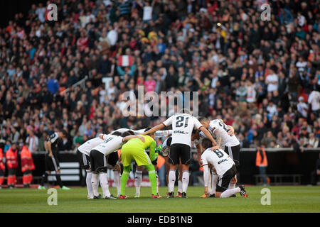 Valence, Espagne. 08Th Jan, 2015. Valencia CF vs Real Madrid Espagne La Liga Journée 17 - stade Mestalla, Valencia - Valencia CF joueurs ensemble l'accent avant le début du match : Crédit vidal santiago vallejo/Alamy Live News Banque D'Images