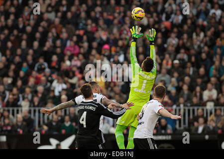 Valence, Espagne. 08Th Jan, 2015. Valencia CF vs Real Madrid Espagne La Liga Journée 17 - stade Mestalla, Valence - Diego Alves, le gardien brésilien pour Valencia CF attrape un ball Crédit : vidal santiago vallejo/Alamy Live News Banque D'Images