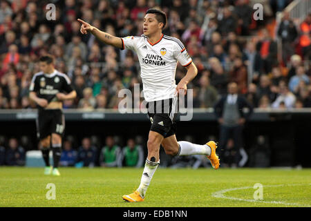 Valence, Espagne. 08Th Jan, 2015. Valencia CF vs Real Madrid Espagne La Liga Journée 17 - stade Mestalla, Valence - Enzo Perez, le milieu de terrain argentin pour Valencia CF donne des instructions à l'équipe de compagnons pendant h est son premier Crédit : vidal santiago vallejo/Alamy Live News Banque D'Images