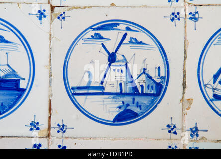 Peinture de moulin sur un ancien carreau de la cuisine néerlandaise sur mur d'un bâtiment ancien Banque D'Images