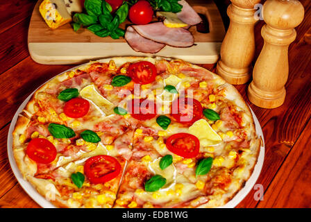 Pizza traditionnelle italienne avec fromage et tomate Banque D'Images