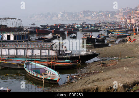 Tôt le matin on riverbank à Varanasi, Uttar Pradesh, Inde Banque D'Images