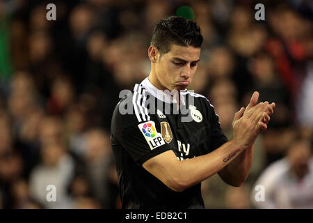 Valence, Espagne. 08Th Jan, 2015. Valencia CF vs Real Madrid Espagne La Liga Journée 17 - stade Mestalla, Valence - James, le milieu de terrain colombien pour le Real Madrid réagit à une décision de l'arbitre : Crédit vidal santiago vallejo/Alamy Live News Banque D'Images