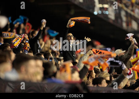 Valence, Espagne. 08Th Jan, 2015. Valencia CF vs Real Madrid Espagne La Liga Journée 17 - stade Mestalla, Valencia - Valencia CF partisans célèbrent la victoire : Crédit vidal santiago vallejo/Alamy Live News Banque D'Images