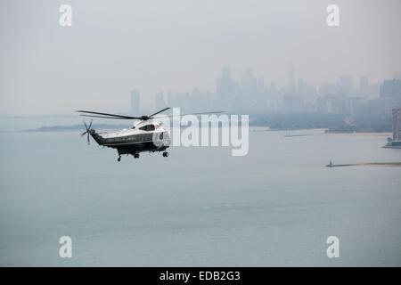 Un hélicoptère maritime transportant le président américain Barack Obama en vol au dessus du lac Michigan sur une journée brumeuse vers l'horizon de Chicago le 2 octobre 2014 à Chicago, IL. Banque D'Images