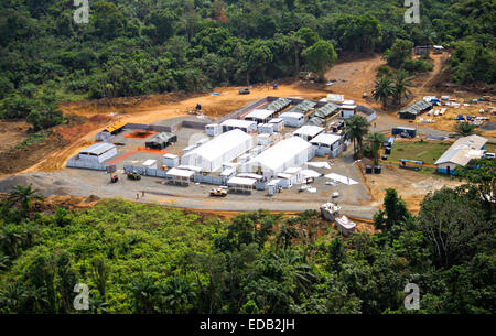 Vue aérienne de l'unité de traitement d'Ebola Gbediah construit par les forces américaines dans le cadre de l'opération Assistance United dans le but d'arrêter la propagation du virus Ebola, le 22 décembre 2014 dans Gbediah, au Libéria. Banque D'Images