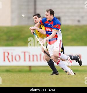 Le Fort William Neil Robertson (à gauche) et Lee Bain (Kingussie). Joué à un Aird, Fort William v Kingussie dans la MacTavish Cup Banque D'Images