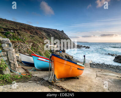 Bateaux de pêche sur la cale de halage à Priest's Cove près de Penzance en Cornouailles Banque D'Images