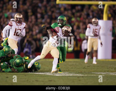 Pasadena, CA. 1er janvier 2015. Florida State Seminoles wide receiver (8) Kermit Whitfield tente d'éviter d'être abordé par Oregon Ducks coffre (17) Juwaan Williams pendant la 101e Rose Bowl game. La Florida State Seminoles où défait 59-20 par l'Oregon Ducks le Jeudi, Janvier 1, 2015 dans le 101ème Rose Bowl game présentée par Northwestern Mutual à Pasadena, en Californie. (Crédit obligatoire : Juan Lainez/MarinMedia.org/Cal Sport Media) (photographe complet, et de crédit requis) © csm/Alamy Live News Banque D'Images