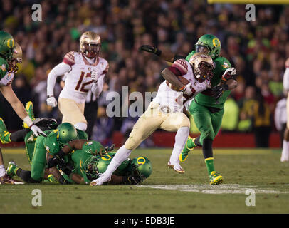 Pasadena, CA. 1er janvier 2015. Florida State Seminoles wide receiver (8) Kermit Whitfield tente d'éviter d'être abordé par Oregon Ducks coffre (17) Juwaan Williams pendant la 101e Rose Bowl game. La Florida State Seminoles où défait 59-20 par l'Oregon Ducks le Jeudi, Janvier 1, 2015 dans le 101ème Rose Bowl game présentée par Northwestern Mutual à Pasadena, en Californie. (Crédit obligatoire : Juan Lainez/MarinMedia.org/Cal Sport Media) (photographe complet, et de crédit requis) © csm/Alamy Live News Banque D'Images