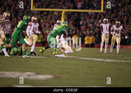 Pasadena, CA. 1er janvier 2015. Florida State Seminoles wide receiver (8) Kermit Whitfield tente d'éviter d'être abordé par Oregon Ducks coffre (17) Juwaan Williams pendant la 101e Rose Bowl game. La Florida State Seminoles où défait 59-20 par l'Oregon Ducks le Jeudi, Janvier 1, 2015 dans le 101ème Rose Bowl game présentée par Northwestern Mutual à Pasadena, en Californie. (Crédit obligatoire : Juan Lainez/MarinMedia.org/Cal Sport Media) (photographe complet, et de crédit requis) © csm/Alamy Live News Banque D'Images