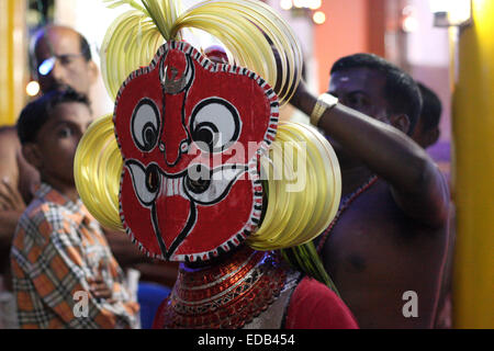 Guligan la préparation pour rituel Theyyam à Valiya Veettil Chamundeewari temple près de Kannur, côte de Malabar Kerala, Inde du Nord Banque D'Images