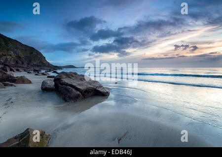 Un ciel nuageux lever du soleil à Pentewan Sands près de Mevagissey à Cornwall Banque D'Images