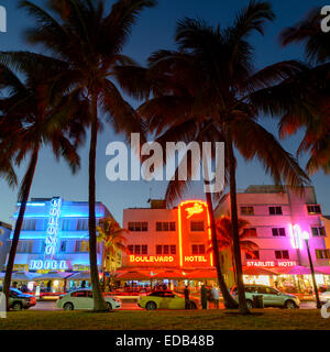 Hôtels Art déco sur Ocean Drive au crépuscule, South Beach, Miami, Floride, USA Banque D'Images