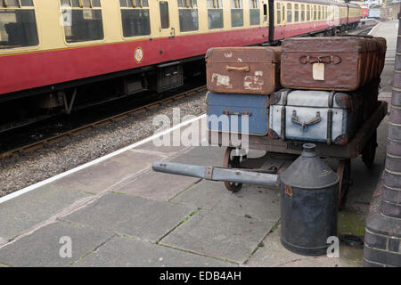 Assurance sur une plate-forme à la gare de Llangollen, Denbighshire, Wales. Banque D'Images