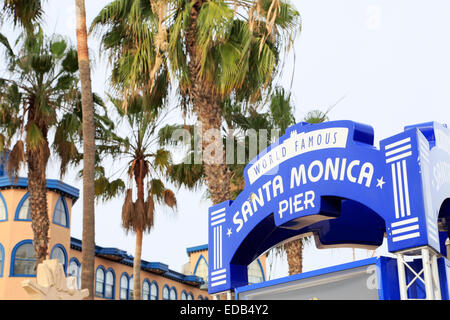 Santa Monica, Californie. Signer avec 'célèbre Santa Monica Pier' avec des palmiers derrière. Banque D'Images