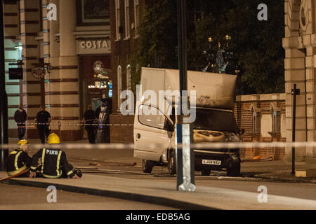 Explosion à Londres Piccadilly comprend : une camionnette blanche endommagé par l'explosion à Londres Piccadilly. Où : London, Royaume-Uni Quand : 03 Oct 2014 Banque D'Images