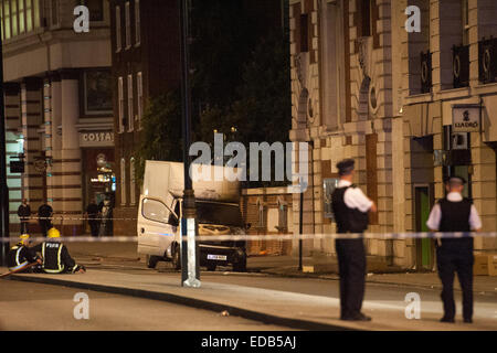 Explosion à Londres Piccadilly comprend : une camionnette blanche endommagé par l'explosion à Londres Piccadilly. Où : London, Royaume-Uni Quand : 03 Oct 2014 Banque D'Images