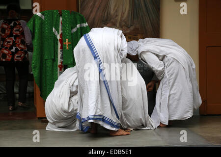 Sœurs Missionnaires de la Charité de la préparation à la prière dans maison mère, Kolkata, Inde Banque D'Images