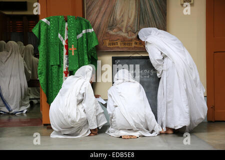 Sœurs Missionnaires de la Charité de la préparation à la prière dans maison mère, Kolkata, Inde Banque D'Images