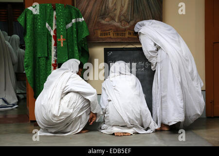 Sœurs Missionnaires de la Charité de la préparation à la prière dans maison mère, Kolkata, Inde Banque D'Images