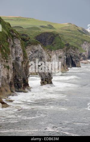 Grande Arche, rochers blancs, Portrush, comté d'Antrim, en Irlande du Nord Banque D'Images