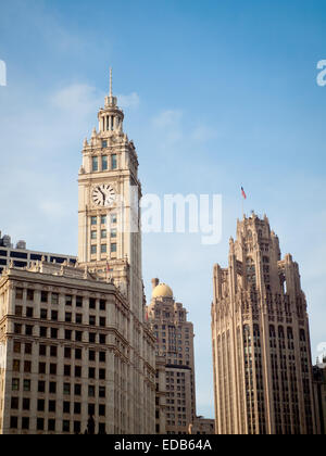 Une vue sur le Wrigley Building (à gauche), l'InterContinental Chicago [Tour Sud] (centre), et Tribune Tower (à droite) à Chicago. Banque D'Images