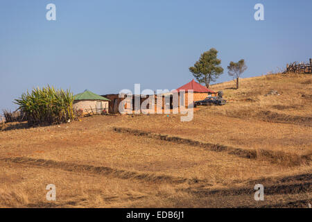 HHOHHO, SWAZILAND, AFRIQUE - installation rurale, maisons et bâtiments. Banque D'Images