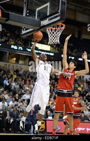 Winston-Salem, NC, USA. 4 janvier, 2015. Service Démon des forêts avant de diacres Greg McClinton # 11 tire la balle contre Louisville Cardinals avant Anas Mahmoud # 14 lors d'un match de basket-ball au LJVM Coliseum de Winston-Salem, NC. PJ/Ward-Brown Cal Sport Media/Alamy Live News Banque D'Images