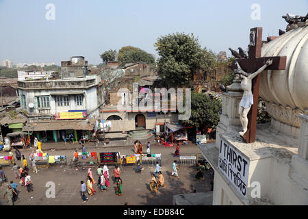 Crucifix sur le dessus de l'Nirmal Hriday, accueil des malades et des mourants, à Kolkata, Inde Agressez Banque D'Images